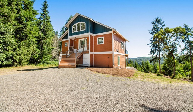 Inviting, dog-friendly home with spacious deck, & firepit