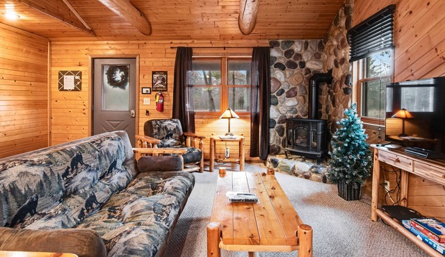 Inviting dog-friendly cabin with hammock, fireplace, shared fishing pond, & A/C