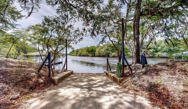Inviting dog-friendly homes + bungalow, boat ramp