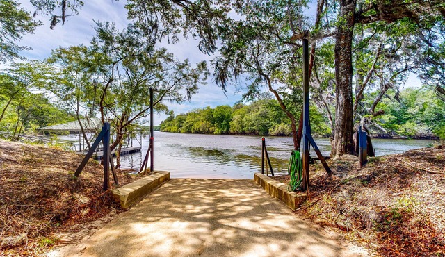 Inviting, dog-friendly homes & bungalow with water views & boat ramp