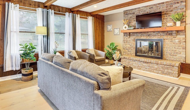 Inviting Family Home, 2 Mi to Eastwood Mall!