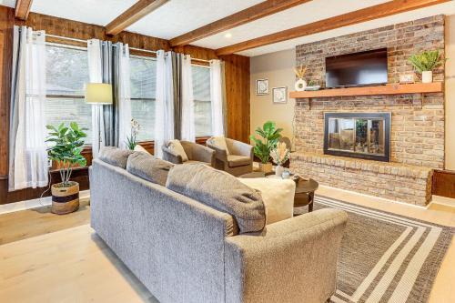 Inviting Family Home, 2 Mi to Eastwood Mall!