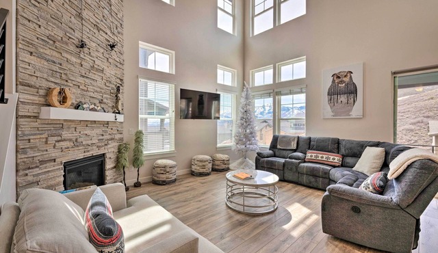 Inviting Hideout Townhome w/Balcony & Lake Views!