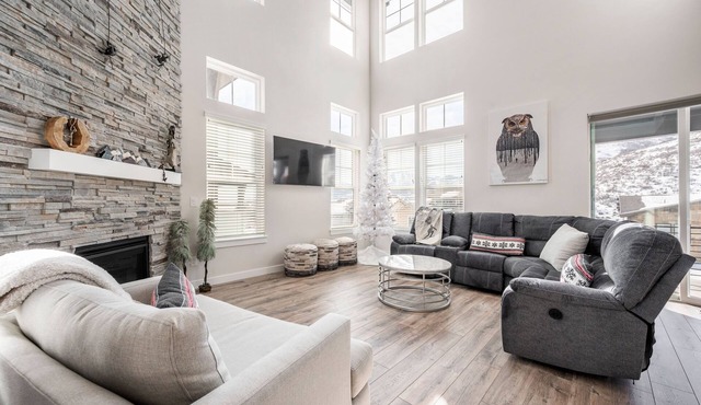 Inviting Hideout Townhome w/Balcony & Lake Views!