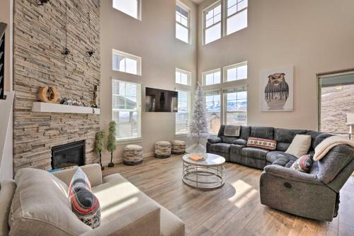 Inviting Hideout Townhome with Balcony and Lake Views!