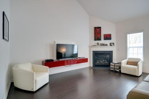 Inviting High Point Townhome with Patio + Privacy!