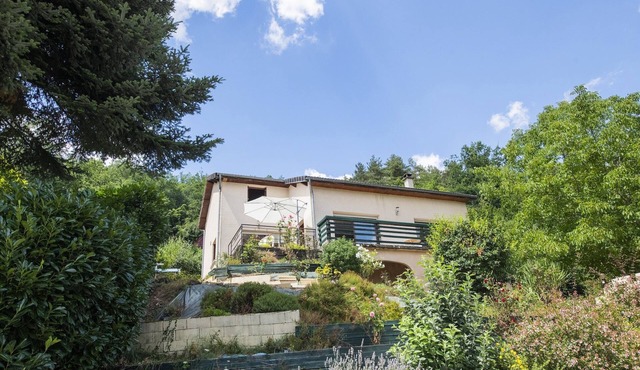 Inviting holiday home in Miremont with garden