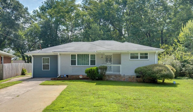 Inviting Home w/Backyard: 8 Mi to Dtwn Atlanta!