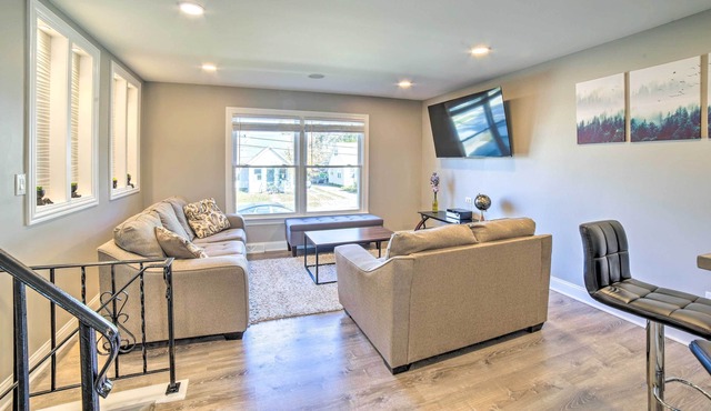 Inviting Home w/ Deck, 22 Mi to Indiana Dunes