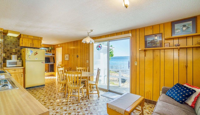 Inviting home w/free cable and full kitchen - right on the lake