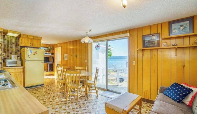 Inviting home w/free cable and full kitchen - right on the lake