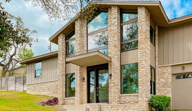 Inviting home with enclosed yard, full kitchen, patio, & W/D