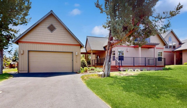 Inviting home with expansive deck, BBQ grill, & access to Eagle Crest Resort