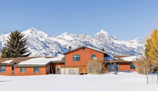 Inviting home with mountain view, fireplace, golf nearby, & washer/dryer