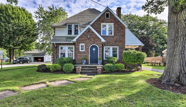 Inviting Home with Pergola Near Amish Country!