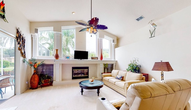 Inviting house in Valrico with private pool & access to tennis/golf