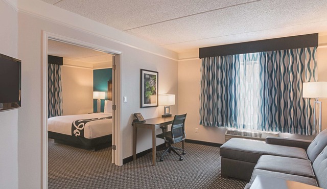 Inviting King Room w/Pool & Free Breakfast – Cozy Stay near Orlando Attractions