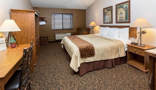 Inviting Lodge-Like Stay with Hot Breakfast & Complimentary Breakfast