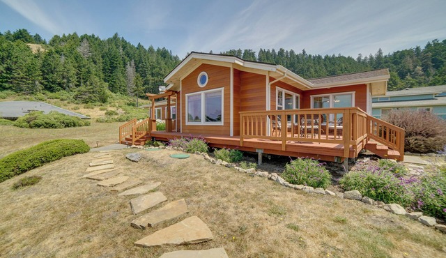 Inviting Manchester Home w/Hot Tub Near Beach!