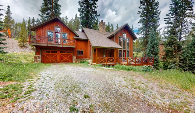 Inviting mountain cabin with skiing, fireplace, balcony, hot tub, & W/D