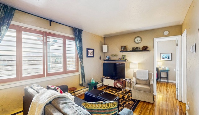 Inviting mountain-view condo with WiFi in great location near the slopes