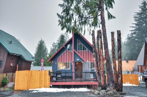 Inviting Mt Hood Cabin with Porch 1 Mi to Skibowl!