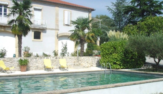 Inviting natural stone house (2-6 people), well-tended park with a large pool