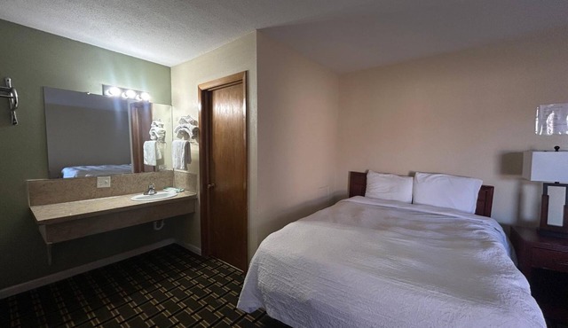 Inviting Pet-friendly Room Ideal for Travelers Exploring the Area | Free Parking