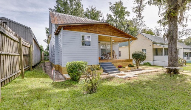 Inviting Quincy Cottage Walk to Historic Downtown