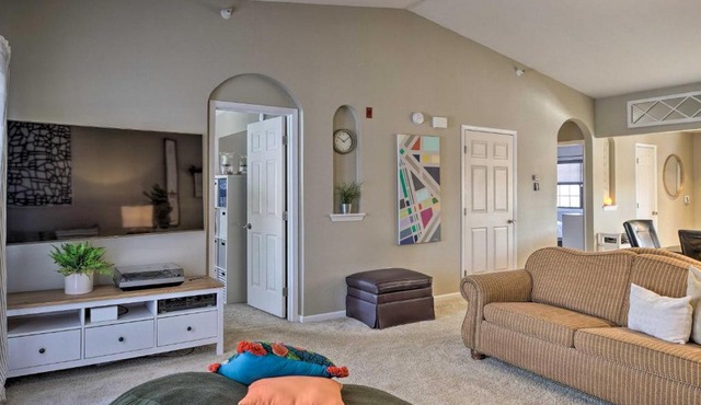 Inviting Resort Condo about 1 Mile to Branson Strip!