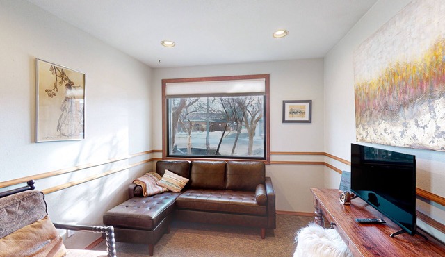 Inviting retreat with elegant furnishings, streaming & partial AC - near golf