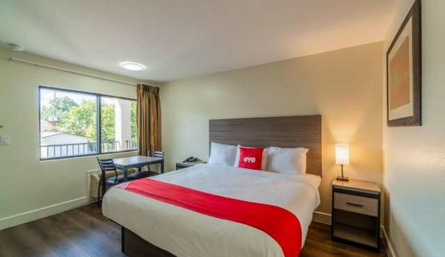 Inviting Room w/King Bed Perfect for Family Houston Adventure