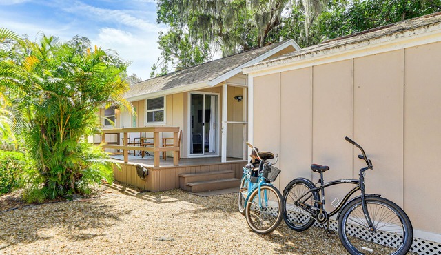 Inviting Sarasota Cottage: 5 Mi to Beach Access!