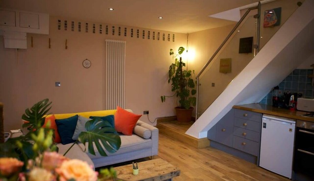 Inviting & Secluded 1BD House w/ Patio - Peckham!