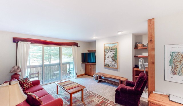 Inviting & secluded condo with a balcony - short hike to Mad River, near skiing
