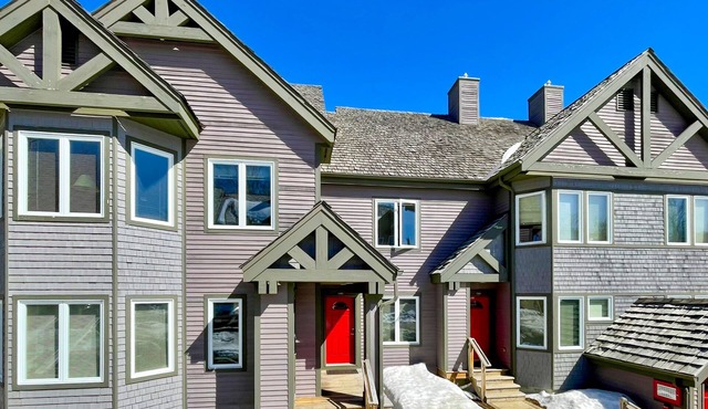 Inviting ski-in/ski-out condo - free WiFi, gas fireplace & free ski shuttle