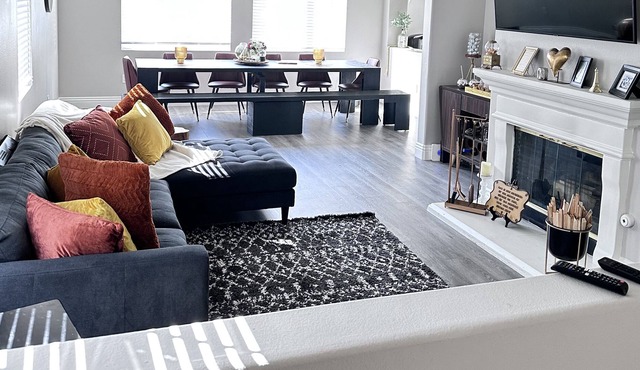 Inviting social house in golf course community!