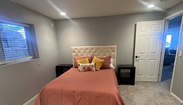 Inviting space 5 min from Lagoon, Station Park restaurants & shopping, & trails!