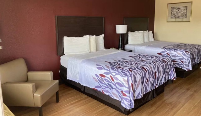 Inviting Space w/Two Queen Beds – 3 Mins to Bradley Square Mall