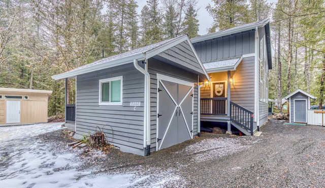 Inviting studio with kitchenette & scenic forest setting