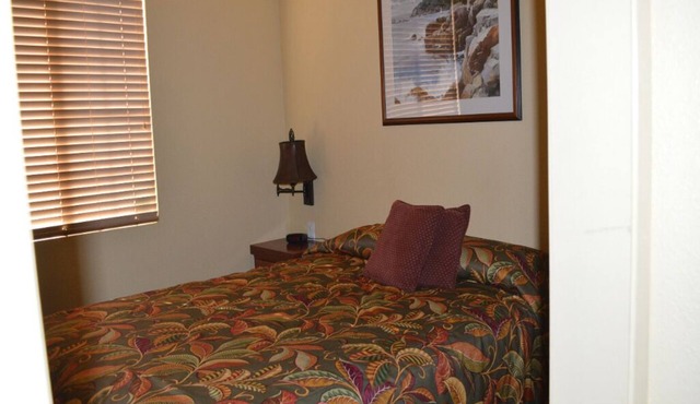 Inviting Suite with Dining Area, Close to Dining Spots and Bowling Ball Beach