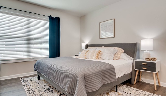 Inviting - The Jensen: Spacious Studio w/King Bed