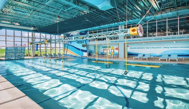 Inviting Tropical Room Close to Kansas City Highlights Like Legends Outlets
