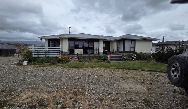 Inviting Tuatapere House: 10 Min to Waiau Mouth & Clifden Bridge, Close to Shops