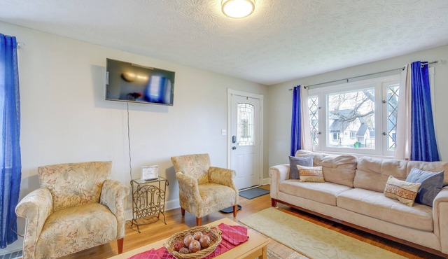 Inviting Vacation Home: 2 Mi to Mill Creek Falls!