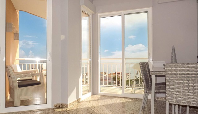 Inviting vacation apartment with sea view.