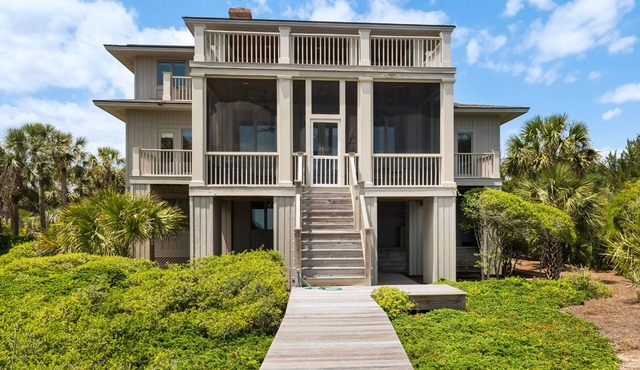 Inviting Vacation Home Directly on Beach