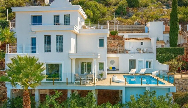 Inviting villa above Denia with views of the mountains and sea. Pets ❤️