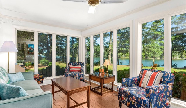 Inviting Waterfront Cottage on Cedar Creek