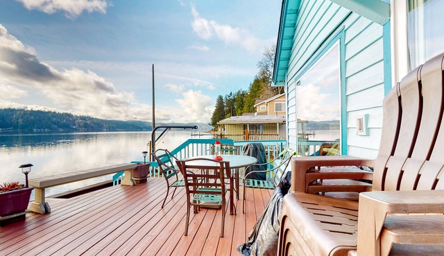 Inviting waterfront home with fast WiFi, full kitchen, & W/D
